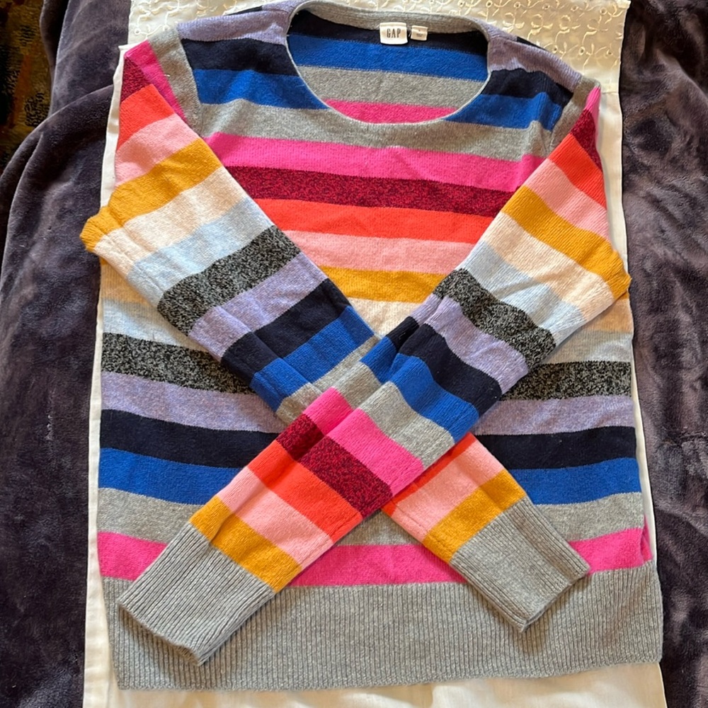 Gap sweater